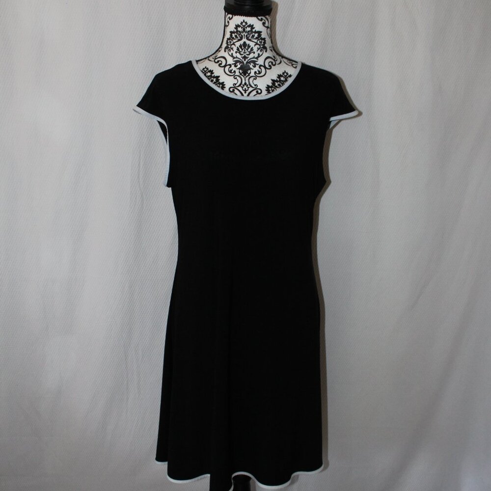 Annalee + Hope Black Knee Lenght A-Line White Trim Cap Sleeve L Large Pre-Loved